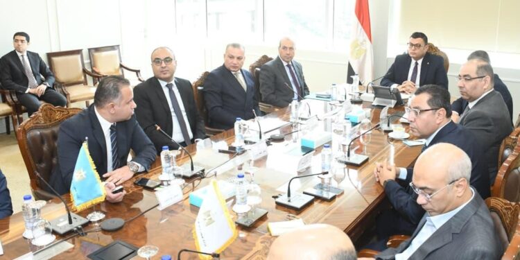 وزير الإسكان يعقد اجتماعاً لبحث ملف تشغيل مشروع حدائق تلال الفسطاط