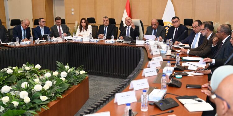  وزير الصناعة  يترأس الاجتماع الثاني والثلاثين للمجموعة الوزارية للتنمية الصناعية