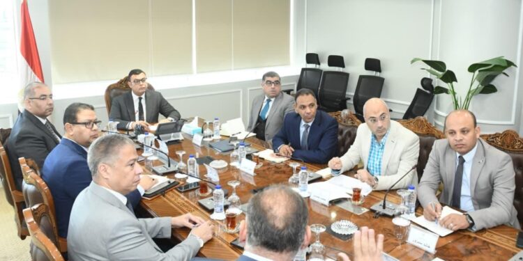 وزير الإسكان يعقد اجتماعاً مع مسئولي شركة «فاوندرز للتطوير العقاري» لبحث فرص التعاون وآليات تسويق عددٍ من مشروعات الوزارة