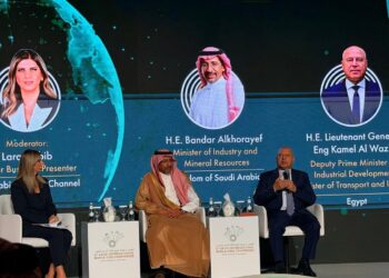 وزير الصناعة يشارك مع نظيره السعودي بجلسة وزارية بعنوان «تمكين توطين سلسلة قيمة الحديد بدعم النمو الاقتصادي وتنوع مصادر الدخل» بمؤتمر بالرياض 