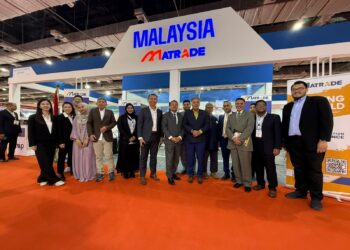 شريف الجبلي يفتتح الجناح الماليزي بمعرض مصر للطاقة 2025 