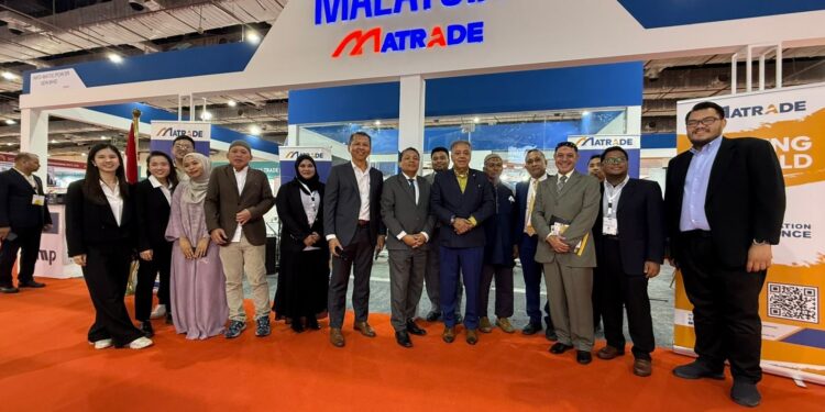 شريف الجبلي يفتتح الجناح الماليزي بمعرض مصر للطاقة 2025 