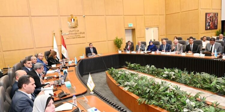 وزير الإسكان يعقد اجتماعا لمتابعة المشروعات السكنية بعددٍ من المدن والمحافظات