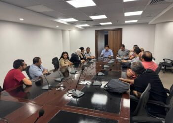 تنفيذاً لتوجيهات وزير الإسكان: مسئولو جهاز مدينة القاهرة الجديدة يلتقون عدداً من سكان المدينة لمناقشة مطالبهم ومقترحاتهم