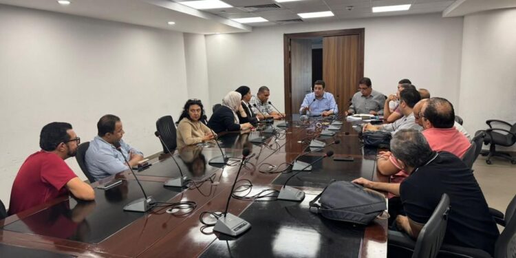 تنفيذاً لتوجيهات وزير الإسكان: مسئولو جهاز مدينة القاهرة الجديدة يلتقون عدداً من سكان المدينة لمناقشة مطالبهم ومقترحاتهم