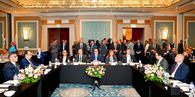 بحضور عدد من الوزراء والمحافظين.. وزير الإسكان يطلق وثيقة الاستراتيجية الوطنية للعمران الأخضر والمستدام