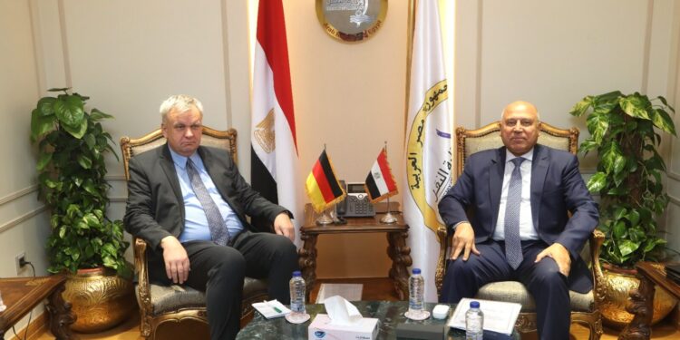 وزير الصناعة يبحث مع سفير ألمانيا بالقاهرة سبل تعزيز التعاون المشترك في مجالي الصناعة والنقل