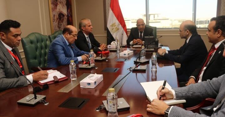 وزير الكهرباء يجتمع بالخبراء والاستشاريين من جامعة عين شمس وهيئة المواد النووية لبدء الخطوات التنفيذية لانشاء مجمع صناعي متكامل لانتاج الأسمدة العضوية