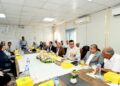 وزير الإسكان يعقد اجتماعا مع الشركات العاملة بحدائق تلال الفسطاط ويتابع الاعمال النهائية بالمشروع