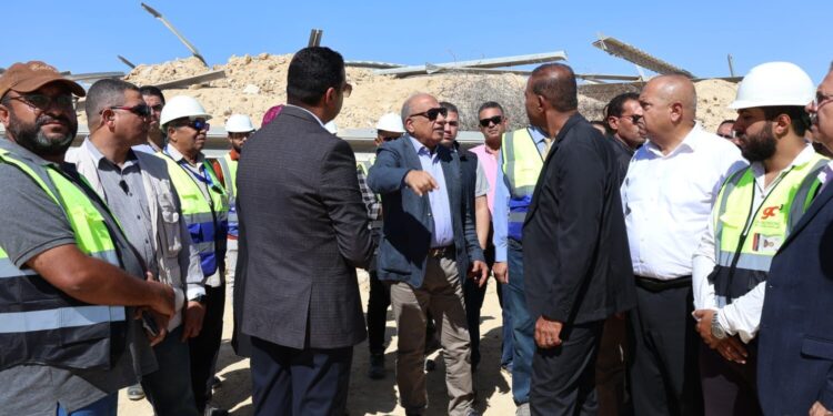 فى زيارة ميدانية.. وزير الكهرباء يتفقد انهاء الأعمال فى موقعى أبراج عبور قناة السويس على مسار خط الربط الكهربائي المصرى السعودى