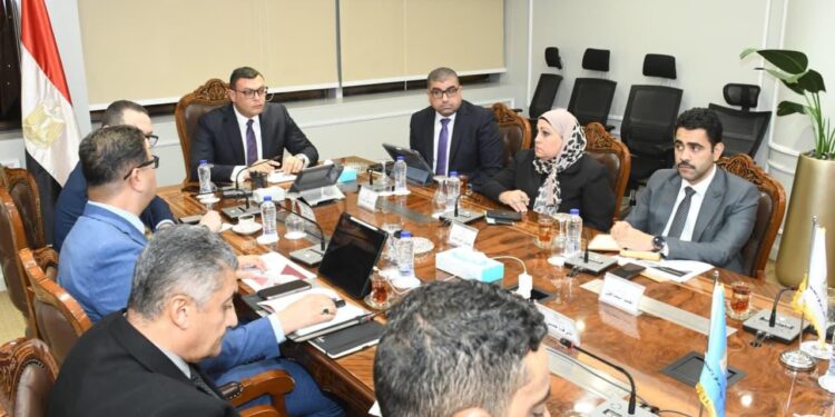 وزير الإسكان يتابع سير العمل بقطاع التخطيط والمشروعات بهيئة المجتمعات العمرانية وموقف طرح الفرص الاستثمارية بالمدن الجديدة