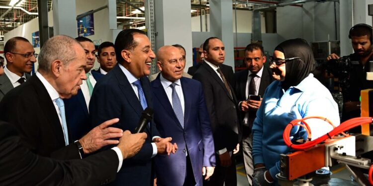 باستثمارات تبلغ نصف مليار جنيه وبطاقة إنتاجية تصل إلى 15 مليون فلتر سنويًا: رئيس الوزراء يفتتح مصنع «المنصور لتصنيع فلاتر المركبات والفلاتر الصناعية»