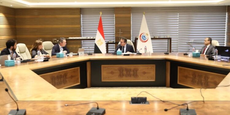 وزير الصحة يستقبل وفد البنك الأوروبي لإعادة الإعمار والتنمية لبحث تطوير المنشآت الصحية وتعزيز الاستثمارات بالقطاع الصحي