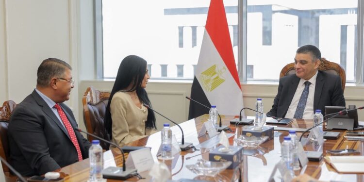 هيئة الشراء الموحد وشركة أورجانون الأمريكية يتعاونان لتعزيز توطين صناعة منتجات دعم صحة المرأة في مصر