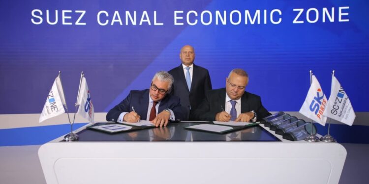 المنطقة الاقتصادية لقناة السويس توقع مذكرة تفاهم وعقد انتفاع مع شركة «سكاي بورتس» لتشغيل محطة متعددة الأغراض بميناء السخنة