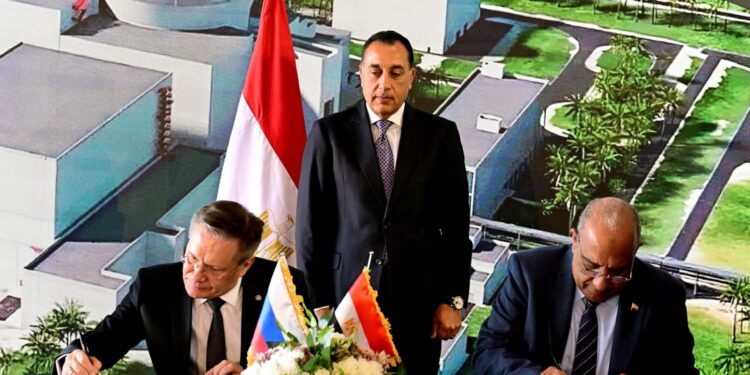 رئيس الوزراء يشهد توقيع أمر شراء الوقود النووي لمحطة الضبعة النووية واتفاقية البرنامج الشامل للتعاون مع شركة «روساتوم»