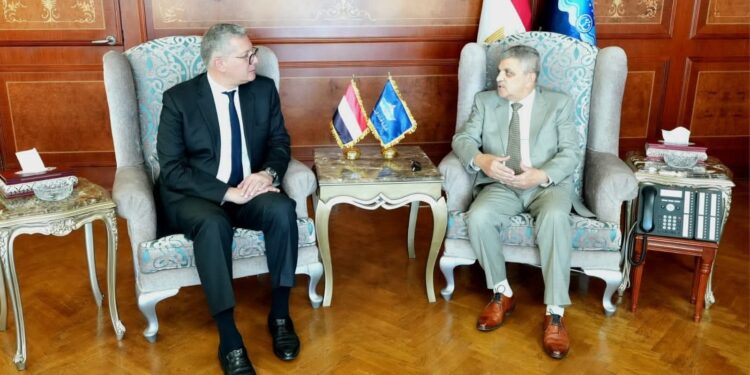 وزارة البترول وهيئة قناة السويس توقعان مذكرة تفاهم حول الإجراءات التنفيذية لإنشاء محطة لإسالة وتموين الغاز الطبيعي المسال