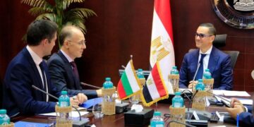 وزير الاستثمار يلتقي سفير بلغاريا بالقاهرة لبحث سبل تعزيز العلاقات الاقتصادية بين البلدين