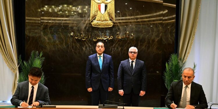 بتكلفة استثمارية مليار دولار .. رئيس الوزراء يشهد توقيع عقد إنشاء مجمع متكامل للصناعات الكيميائية الفوسفاتية بالمنطقة الاقتصادية لقناة السويس
