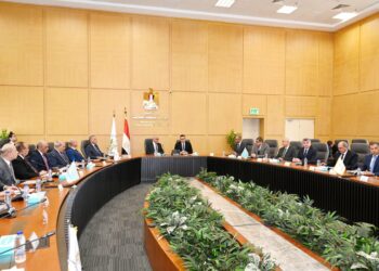 بحضور رؤساء المصانع والشركات المنفذة للمشروعات: وزير الإسكان ورئيس الهيئة العربية للتصنيع يتابعان موقف تنفيذ مشروعات المبادرة الرئاسية حياة كريمة