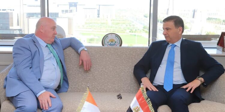 وزير الزراعة يبحث مع نظيره الأيرلندي تعزيز التعاون المشترك ويستعرضان فرص الشراكة في الأمن الغذائي والتكنولوجيا الزراعية