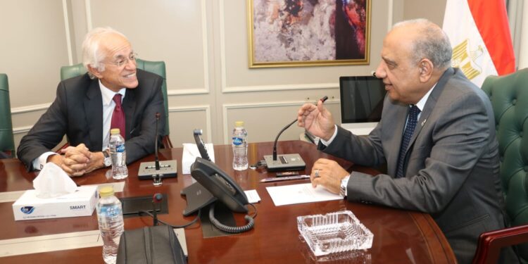 وزير الكهرباء يبحث مع رئيس مجموعة «كوبولوزيس اليونانية» مستجدات التنفيذ وتطور الأعمال في مشروع الربط الكهربائي المصري اليوناني