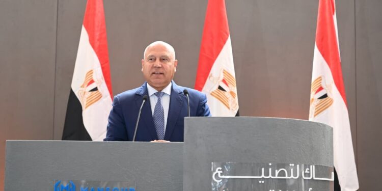 وزير الصناعة يضع حجر الأساس لمصنع ماك لوسائل النقل التابع لمجموعة المنصور للسيارات بمدينة السادس من أكتوبر