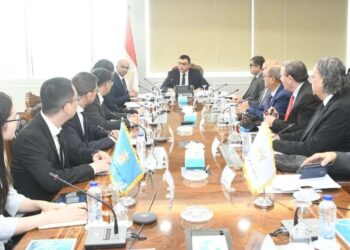 وزير الإسكان يلتقي وفداً من شركة جيانجسو فينجاي الصينية لبحث فرص التعاون بملف تحلية مياه البحر