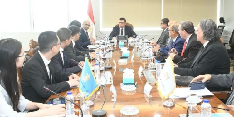 وزير الإسكان يلتقي وفداً من شركة جيانجسو فينجاي الصينية لبحث فرص التعاون بملف تحلية مياه البحر