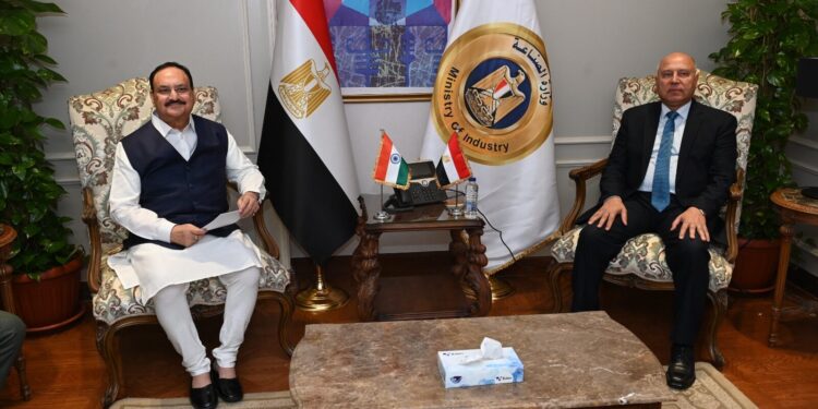  وزير الصناعة يبحث مع وزير الصحة والكيماويات والأسمدة الهندي سبل تعزيز التعاون المشترك بين البلدبن