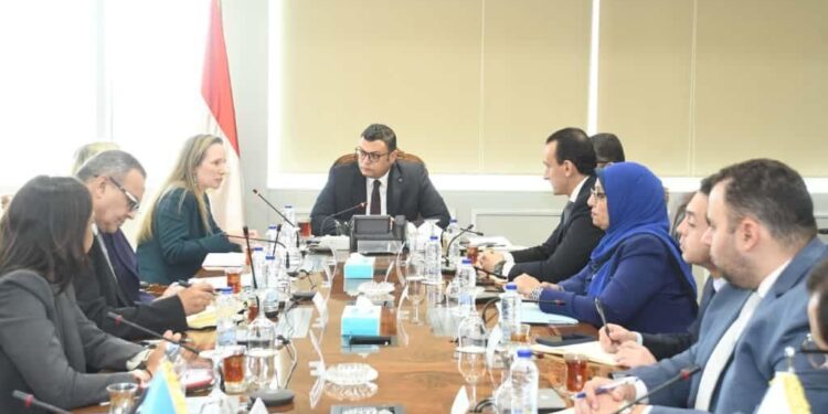 وزير الإسكان يجتمع مع بعثة البنك الدولي لبحث التعاون المستقبلي في مجالات الإدارة المتكاملة للأراضي والمدن الذكية والمباني الخضراء