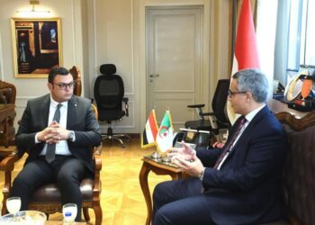 وزير الإسكان يستقبل سفير الجزائر بالقاهرة لبحث سبل التعاون بين البلدين