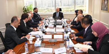 وزير الصناعة يعقد اجتماعاً مع 3 شركات لبحث تصنيع مضخات المياه في مصر بتكنولوجيا إيطالية