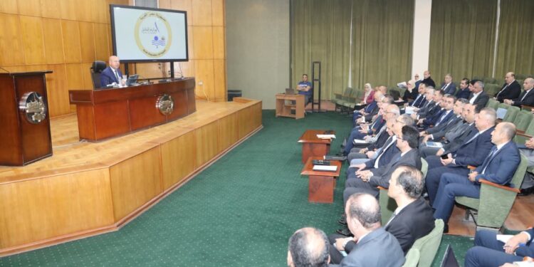 وزير الصناعة يجتمع مع 23 شركة لمصنعي الاتوبيسات والمركبات ومكوناتها لاستعراض قدرات المصنعين المحليين لتوطين صناعة المركبات