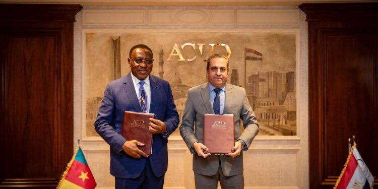«العاصمة الإدارية» وسفارة جمهورية الكاميرون توقّعان عقد بيع قطعتي أرض لإقامة المقر الجديد للسفارة بالحي الدبلوماسي 