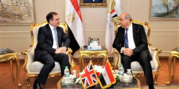 وزير الطيران المدني يبحث مع السفير البريطاني تعزيز الشراكة الاستراتيجية بين الجانبين 