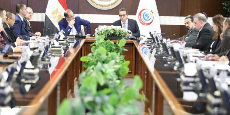 وزير الصحة يبحث مع وزير المالية انتظام سلاسل توريد الأدوية والمستلزمات الطبية