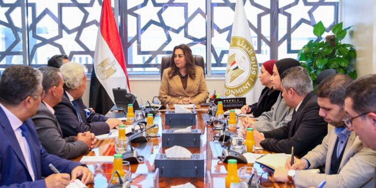 وزيرة التنمية المحلية تبحث فرص الاستثمار المستدام داخل المحميات الطبيعية مع أحد المستثمرين