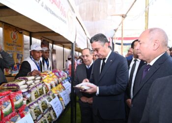 وزير التموين ومحافظ القاهرة يفتتحان سوق اليوم الواحد بالمرج لتوفير السلع بأسعار مخفضة للمواطنين