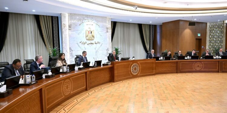 رئيس الوزراء لمجتمع رجال الأعمال والمستثمرين: ضاعفوا استثماراتكم … المناخ جاذب … والفرص واسعة وواعدة.. فاغتنموها