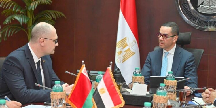 وزير الاستثمار يلتقي سفير جمهورية بيلاروسيا بالقاهرة لبحث سبل تعزيز العلاقات التجارية والاستثمارية بين البلدين