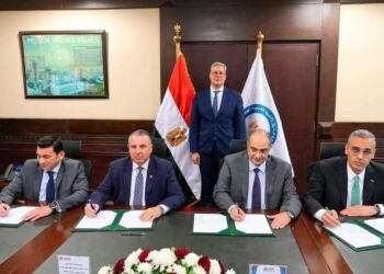  وزير البترول يشهد توقيع عقد تمويل مجمع إنتاج السيليكون المعدني