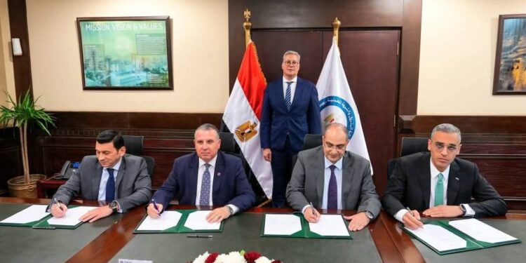 وزير البترول يشهد توقيع عقد تمويل مجمع إنتاج السيليكون المعدني