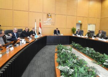 وزير الإسكان يعقد اجتماعا مع مسئولي شركة «سيتي إيدج» لاستعراض خططها التسويقية لبعض مشروعات هيئة المجتمعات العمرانية الجديدة