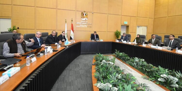 وزير الإسكان يعقد اجتماعا مع مسئولي شركة «سيتي إيدج» لاستعراض خططها التسويقية لبعض مشروعات هيئة المجتمعات العمرانية الجديدة