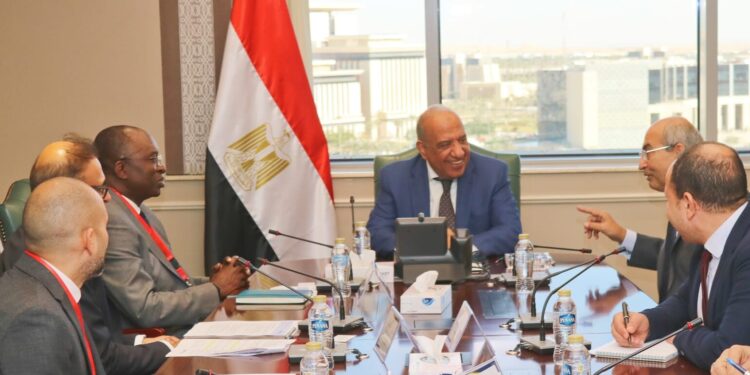 وزير الكهرباء يبحث مع وفد مؤسسة التمويل الدولية سبل دعم وتعزيز الشراكة بين الجانبين 