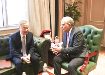 وزير الكهرباء يستقبل سفير كوريا الجنوبية بالقاهرة لبحث سبل دعم وتعزيز الشراكة والتعاون وفرص الاستثمار فى مجالات الطاقات المتجددة