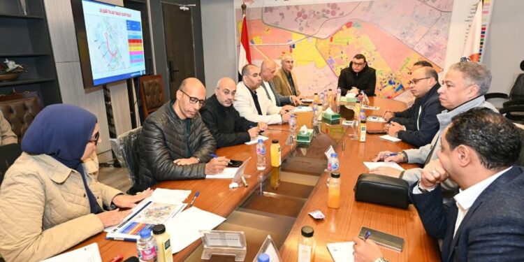 وزير الإسكان يعقد اجتماعاً بمقر جهاز مدينة الشيخ زايد لاستعراض خُطط تطوير الطرق والمحاور