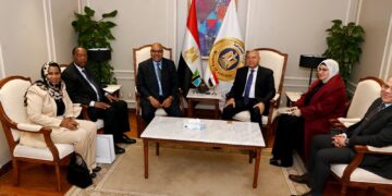 وزير الصناعة يبحث مع وزيري الخارجية والإعلام والثقافة والرياضة بتنزانيا إطلاق مشروعات استراتيجية مشتركة في قطاعي النقل والصناعة