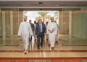 وزير الصناعة والتقل يزور ميناء صحار والمنطقة الحرة للتعرف على القدرات التصنيعية بالمنطقة ومقومات ولوجستيات الميناء